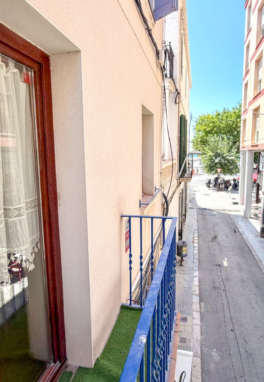 Wenn Sie mitten im Geschehen von Sitges sein möchten, ist dieser Ort in der schönen Calle Sant Pere ein großartiger Fund. Es handelt sich um eine wund