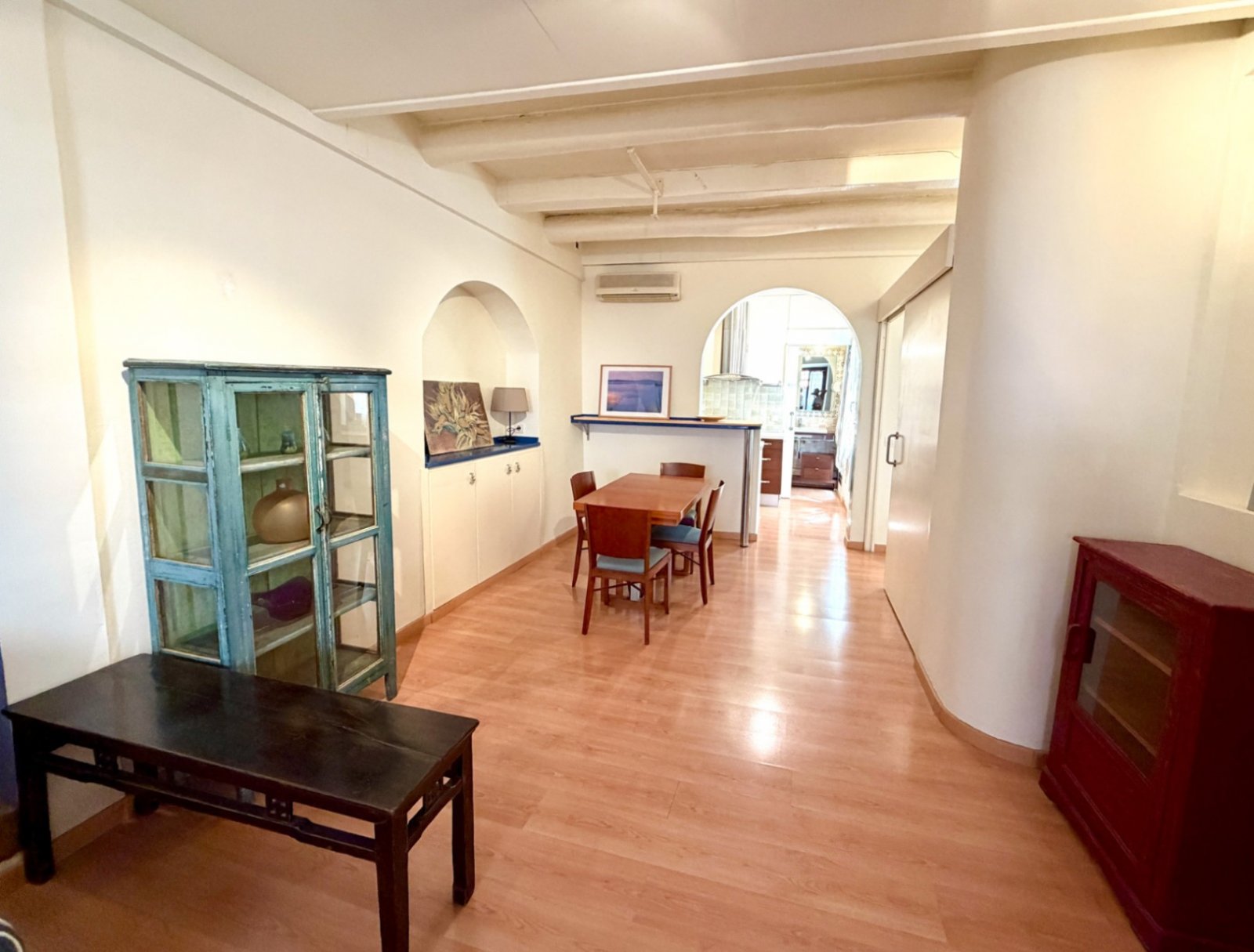 Wenn Sie mitten im Geschehen von Sitges sein möchten, ist dieser Ort in der schönen Calle Sant Pere ein großartiger Fund. Es handelt sich um eine wund