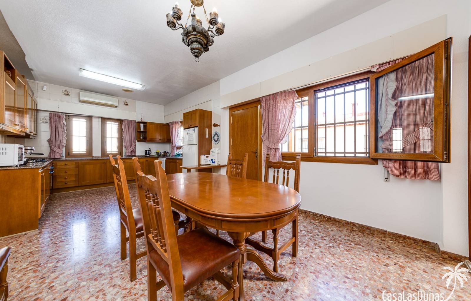 Eine Top-Lage und Platz, das finden Sie hier. Dies ist eine fantastische Gelegenheit, ein großes Grundstück mit einem Einfamilienhaus zu erwerben, nu