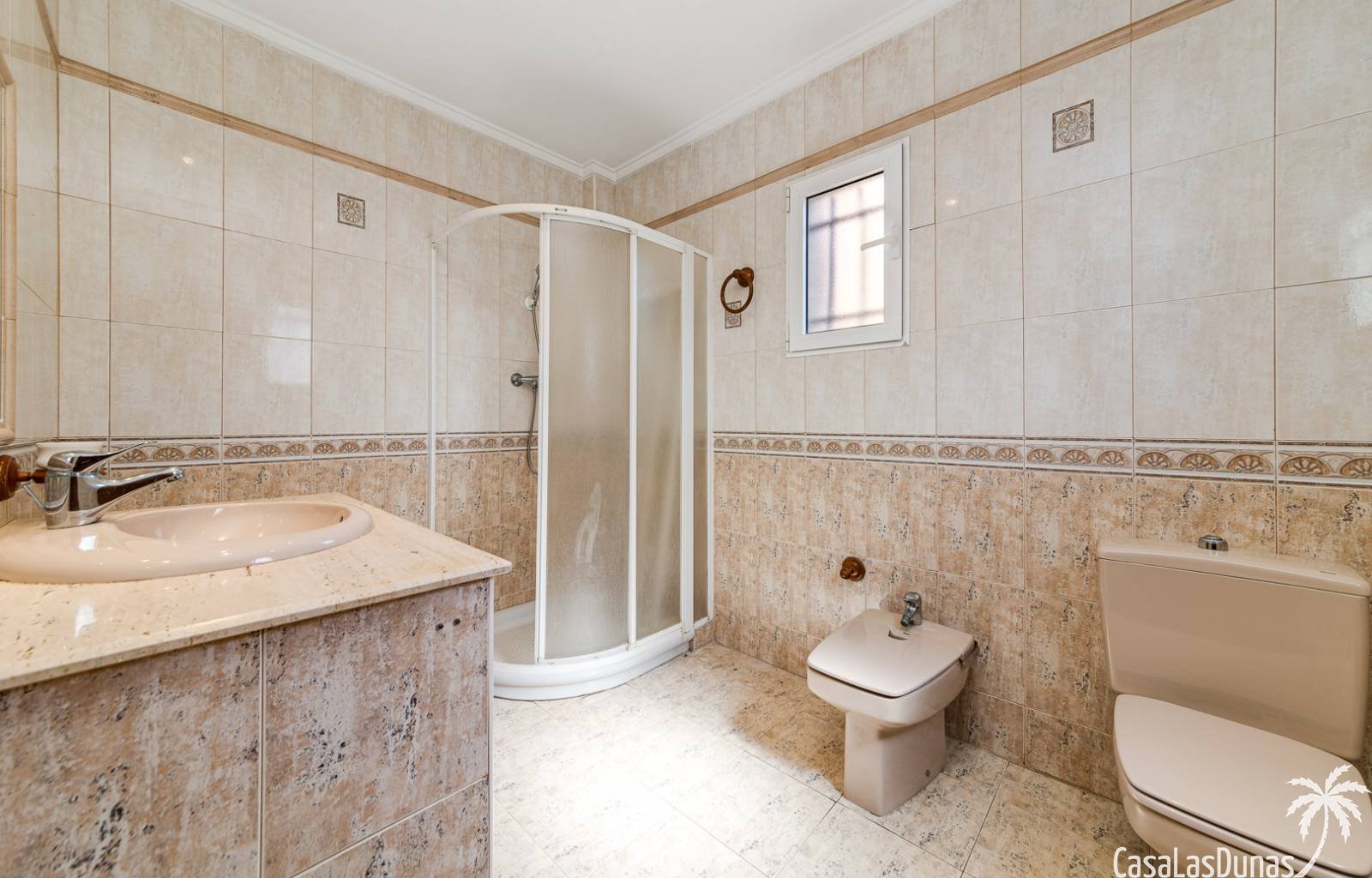 Eine Top-Lage und Platz, das finden Sie hier. Dies ist eine fantastische Gelegenheit, ein großes Grundstück mit einem Einfamilienhaus zu erwerben, nu
