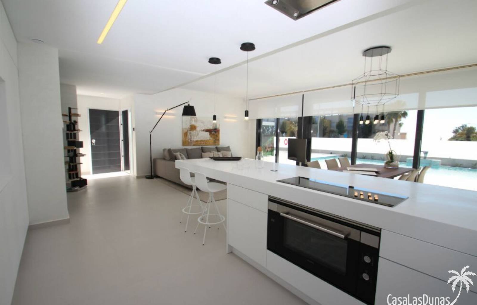 Nur wenige Schritte vom wunderschönen Sandstrand von Campoamor entfernt finden wir diese einzigartige Villa: Aguamarina. Die Villa befindet sich auf