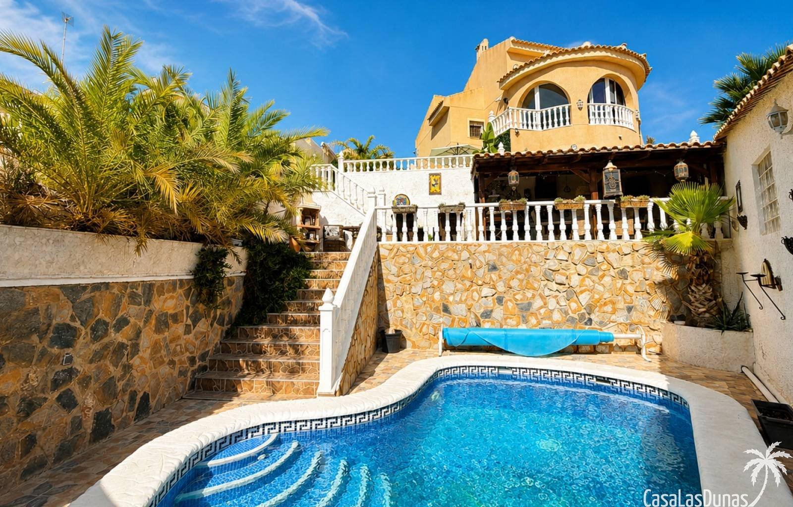 In Ciudad Quesada bieten wir diese geräumige, freistehende Villa mit 4 Schlafzimmern, 4 Badezimmern und einem privaten Pool an. Das Anwesen bietet 17