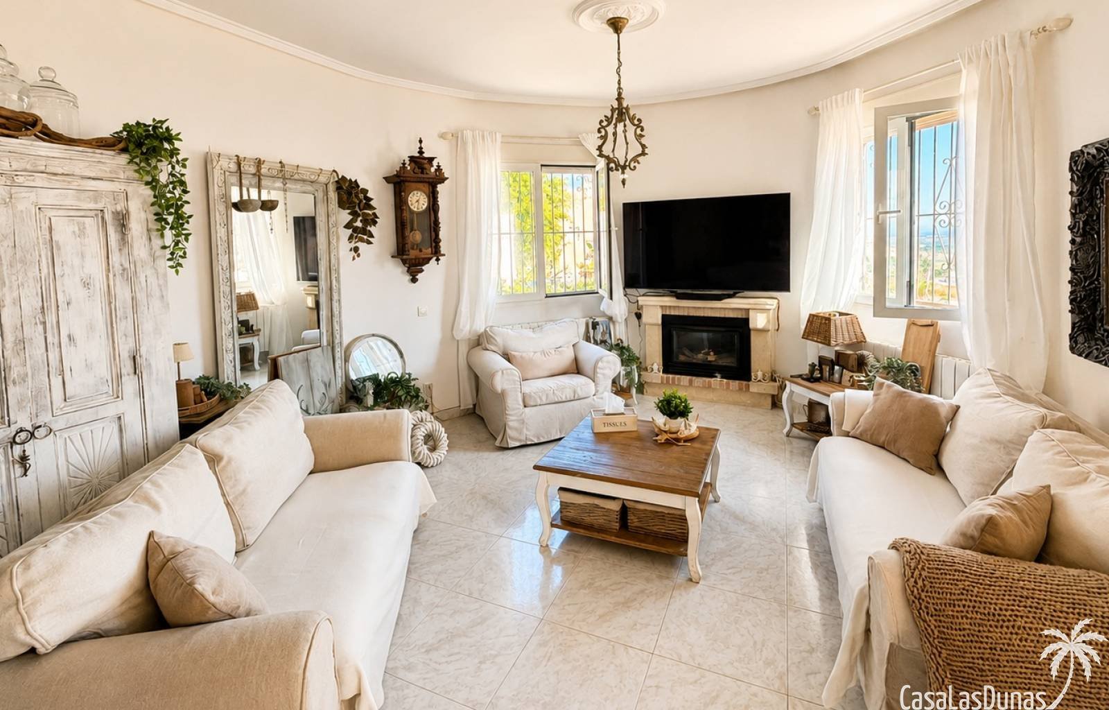 In Ciudad Quesada bieten wir diese geräumige, freistehende Villa mit 4 Schlafzimmern, 4 Badezimmern und einem privaten Pool an. Das Anwesen bietet 17