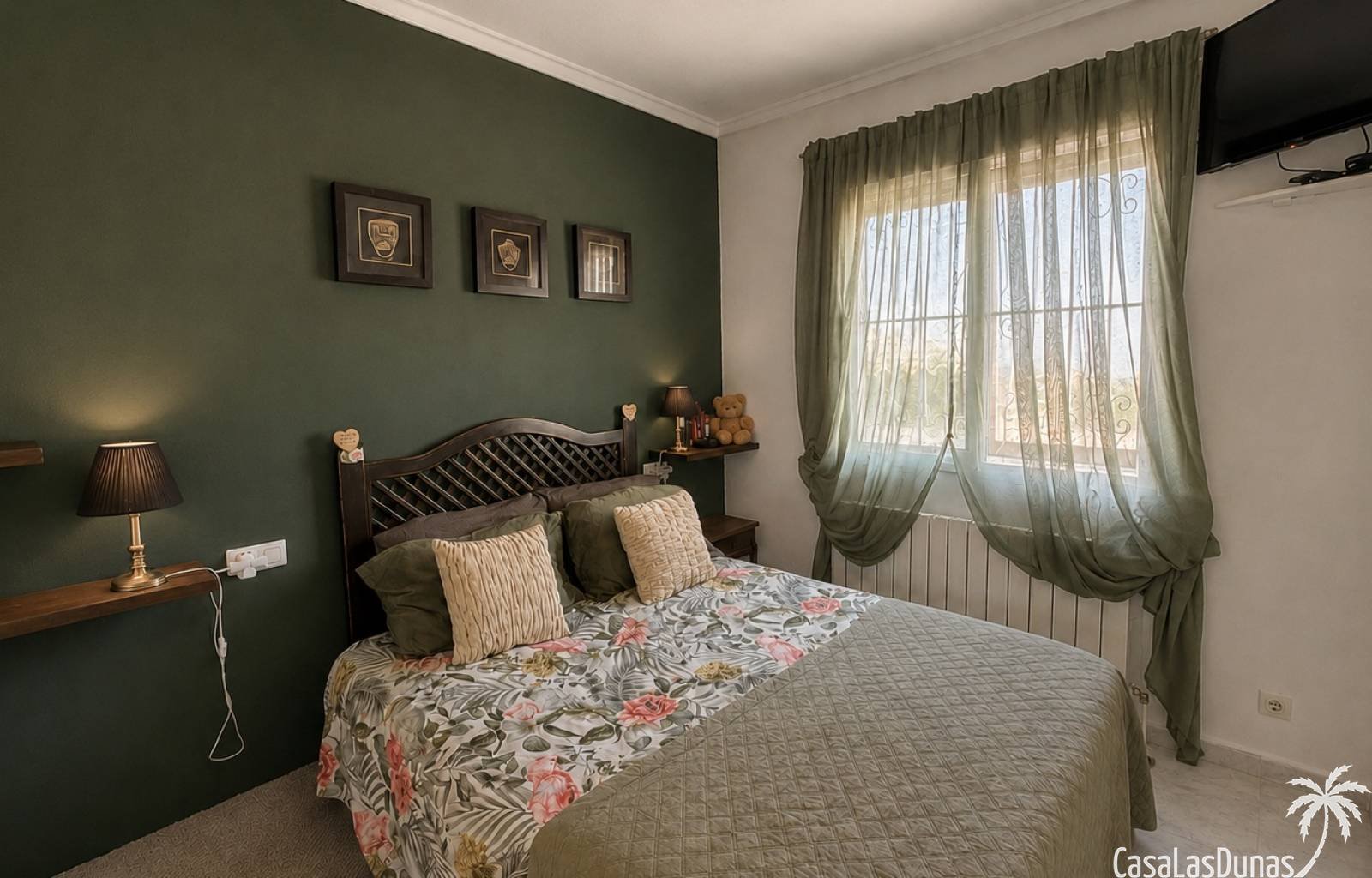 In Ciudad Quesada bieten wir diese geräumige, freistehende Villa mit 4 Schlafzimmern, 4 Badezimmern und einem privaten Pool an. Das Anwesen bietet 17