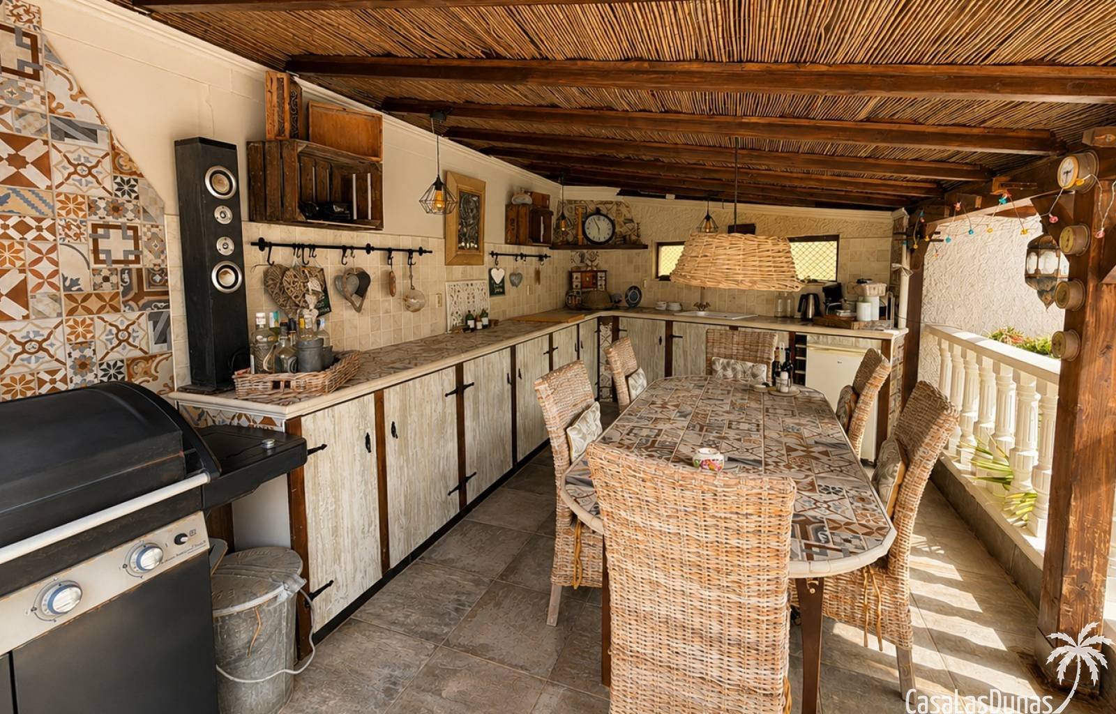 In Ciudad Quesada bieten wir diese geräumige, freistehende Villa mit 4 Schlafzimmern, 4 Badezimmern und einem privaten Pool an. Das Anwesen bietet 17
