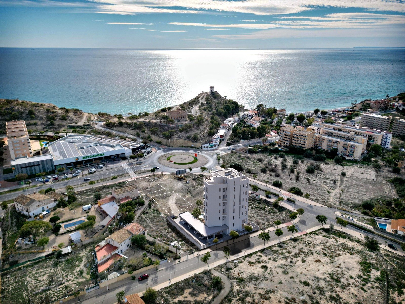 In der charmanten Stadt La Vila Joiosa gelegen, bietet diese Wohnanlage ein einzigartiges Wohnerlebnis in erster Meereslinie. Mit nur zwei verfügbare