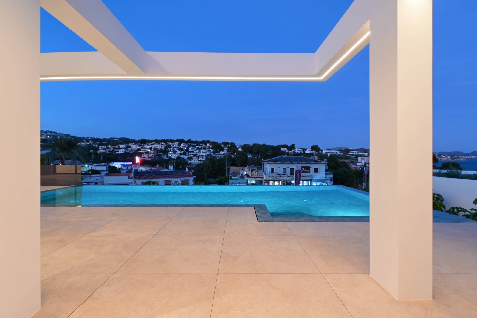  Diese exklusive Villa befindet sich in der charmanten Stadt Benisa und bietet eine privilegierte Umgebung mit Meerblick. Die Immobilie liegt nur 400 