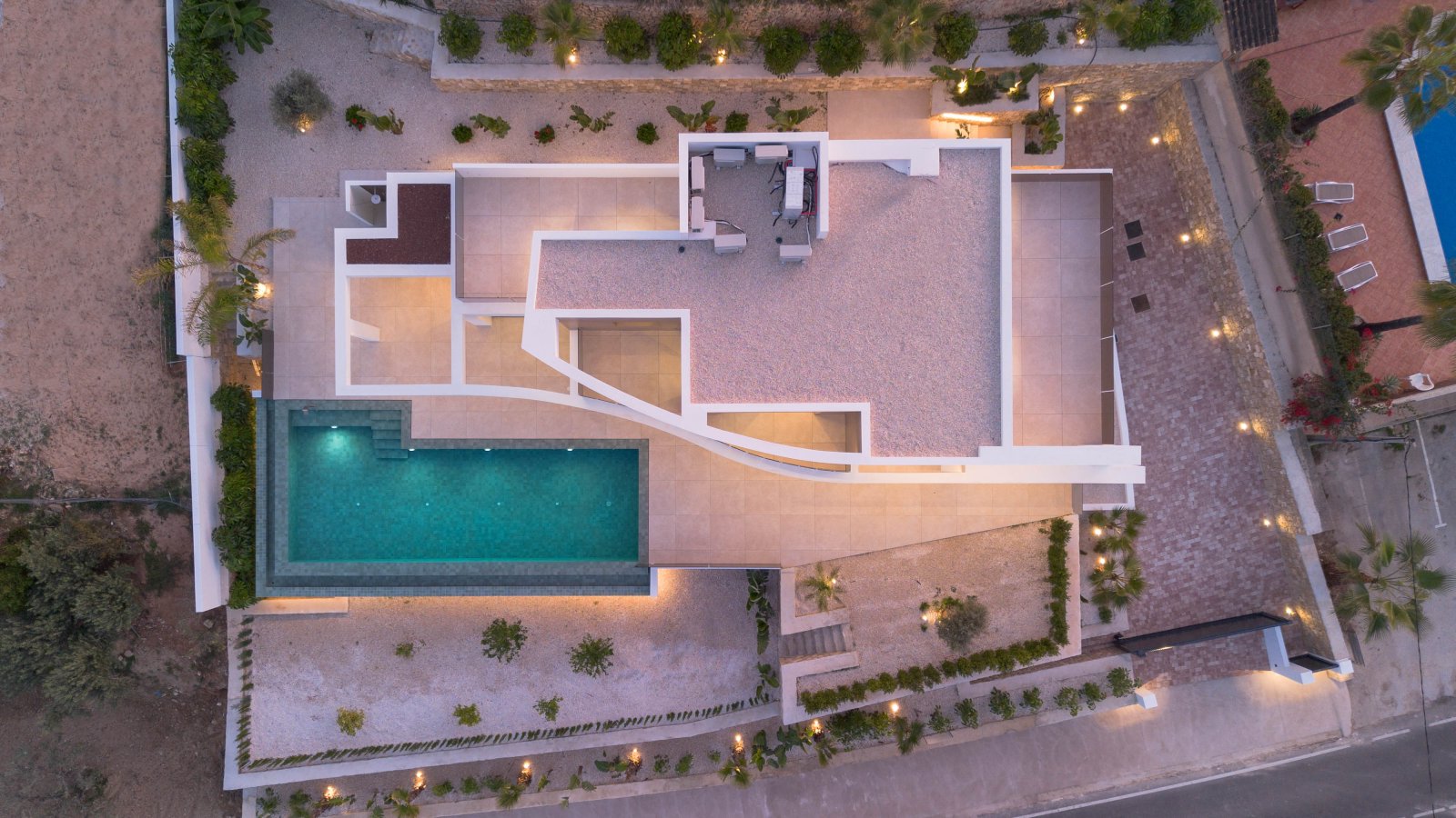  Diese exklusive Villa befindet sich in der charmanten Stadt Benisa und bietet eine privilegierte Umgebung mit Meerblick. Die Immobilie liegt nur 400 