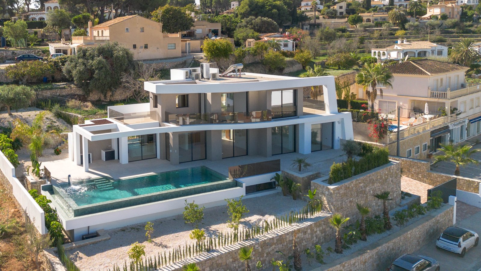  Diese exklusive Villa befindet sich in der charmanten Stadt Benisa und bietet eine privilegierte Umgebung mit Meerblick. Die Immobilie liegt nur 400 