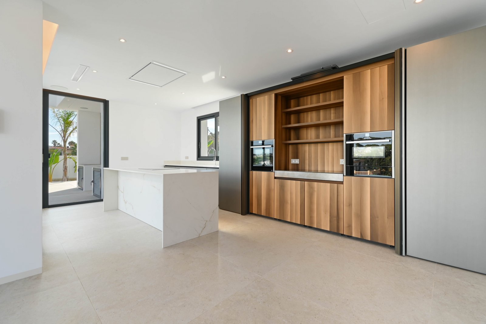  Diese exklusive Villa befindet sich in der charmanten Stadt Benisa und bietet eine privilegierte Umgebung mit Meerblick. Die Immobilie liegt nur 400 