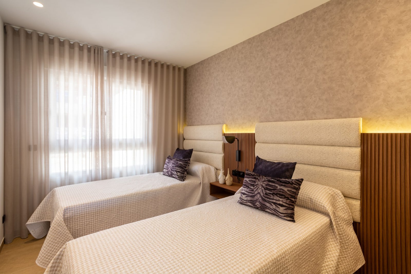In der prestigeträchtigen Umgebung von La Finca Golf gelegen, bietet diese Wohnanlage eine exklusive Auswahl von 34 Bungalows, die darauf ausgelegt s
