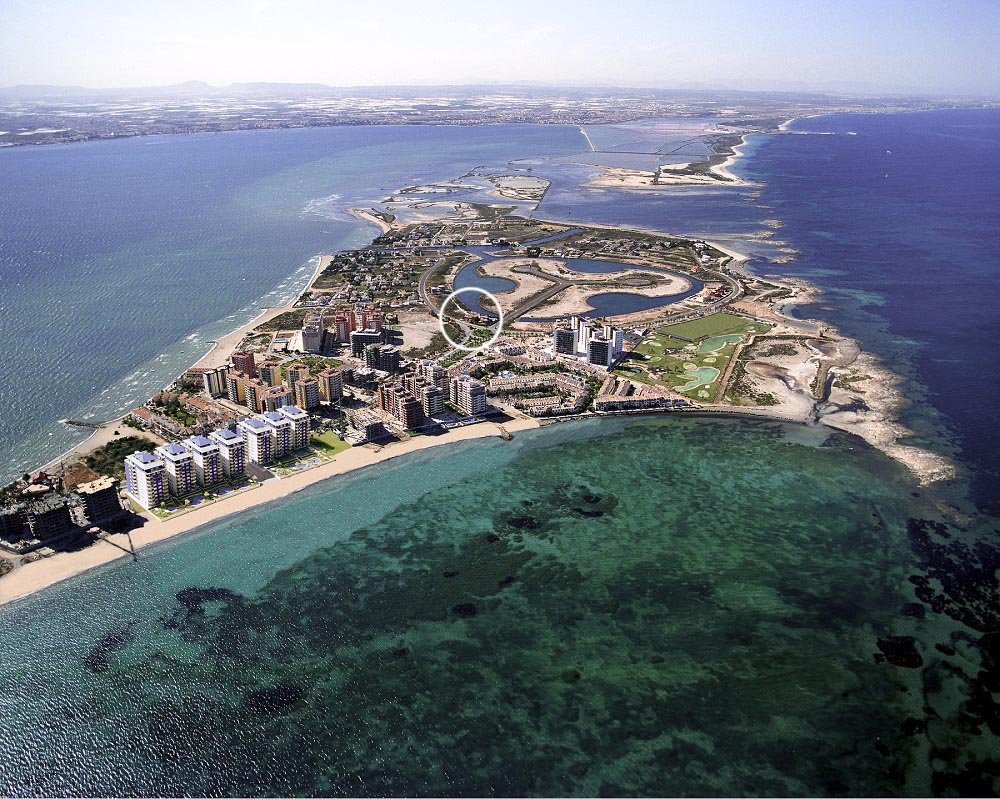 In der charmanten Stadt San Javier gelegen, bietet dieses Reihenhaus ein einzigartiges Wohnerlebnis mit Meerblick. Es wurde für diejenigen entworfen,