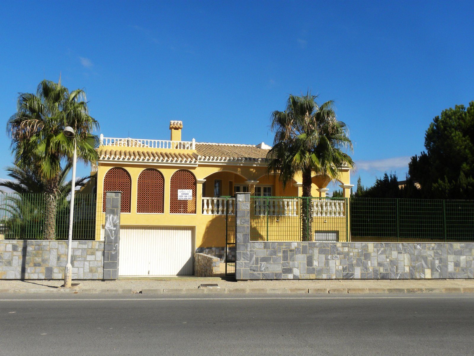 In der charmanten Stadt San Javier gelegen, bietet dieses Reihenhaus ein einzigartiges Wohnerlebnis mit Meerblick. Es wurde für diejenigen entworfen,