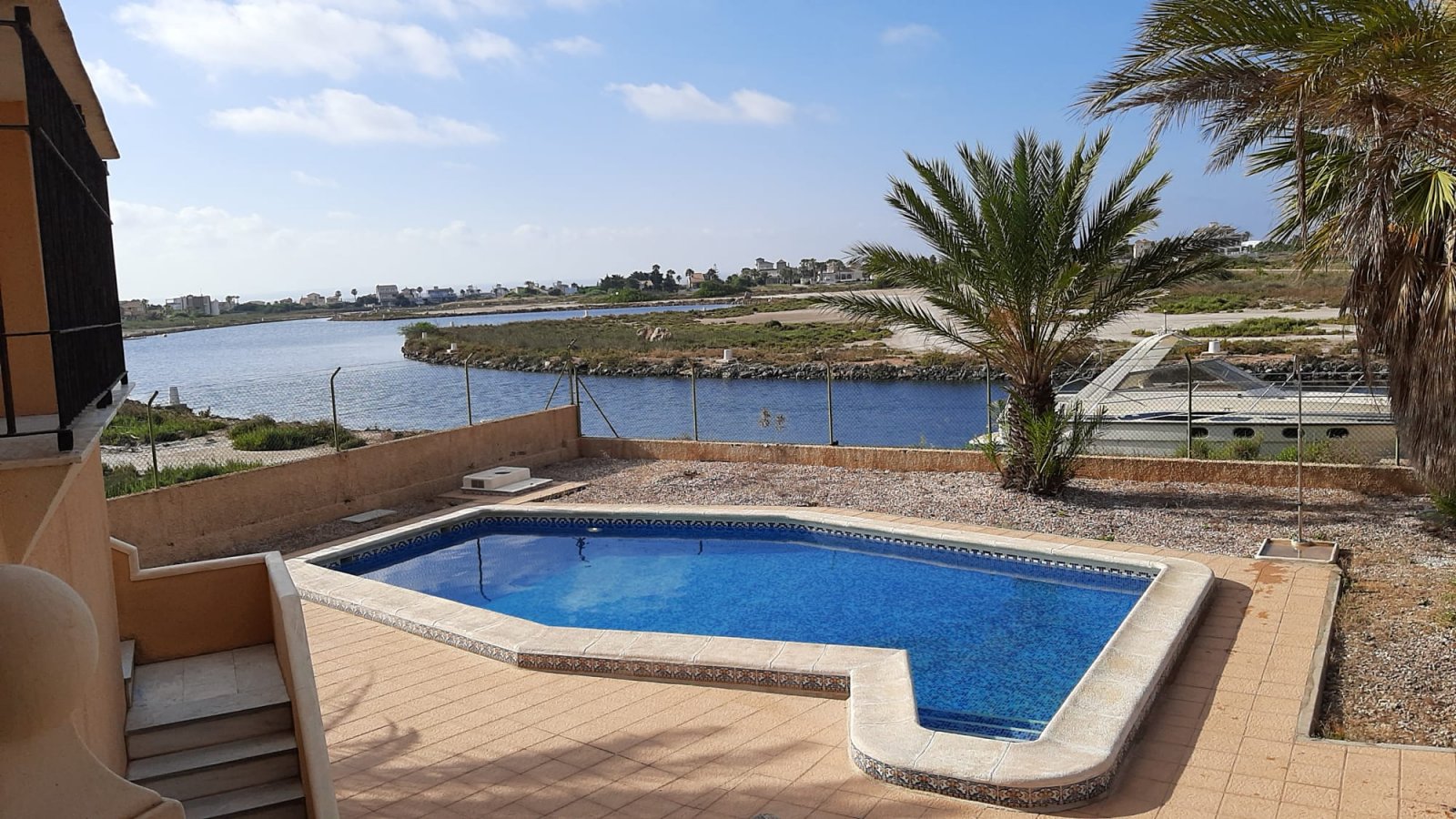 In der charmanten Stadt San Javier gelegen, bietet dieses Reihenhaus ein einzigartiges Wohnerlebnis mit Meerblick. Es wurde für diejenigen entworfen,