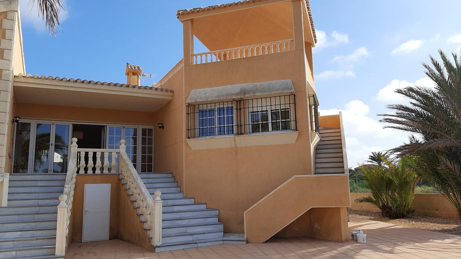 In der charmanten Stadt San Javier gelegen, bietet dieses Reihenhaus ein einzigartiges Wohnerlebnis mit Meerblick. Es wurde für diejenigen entworfen,