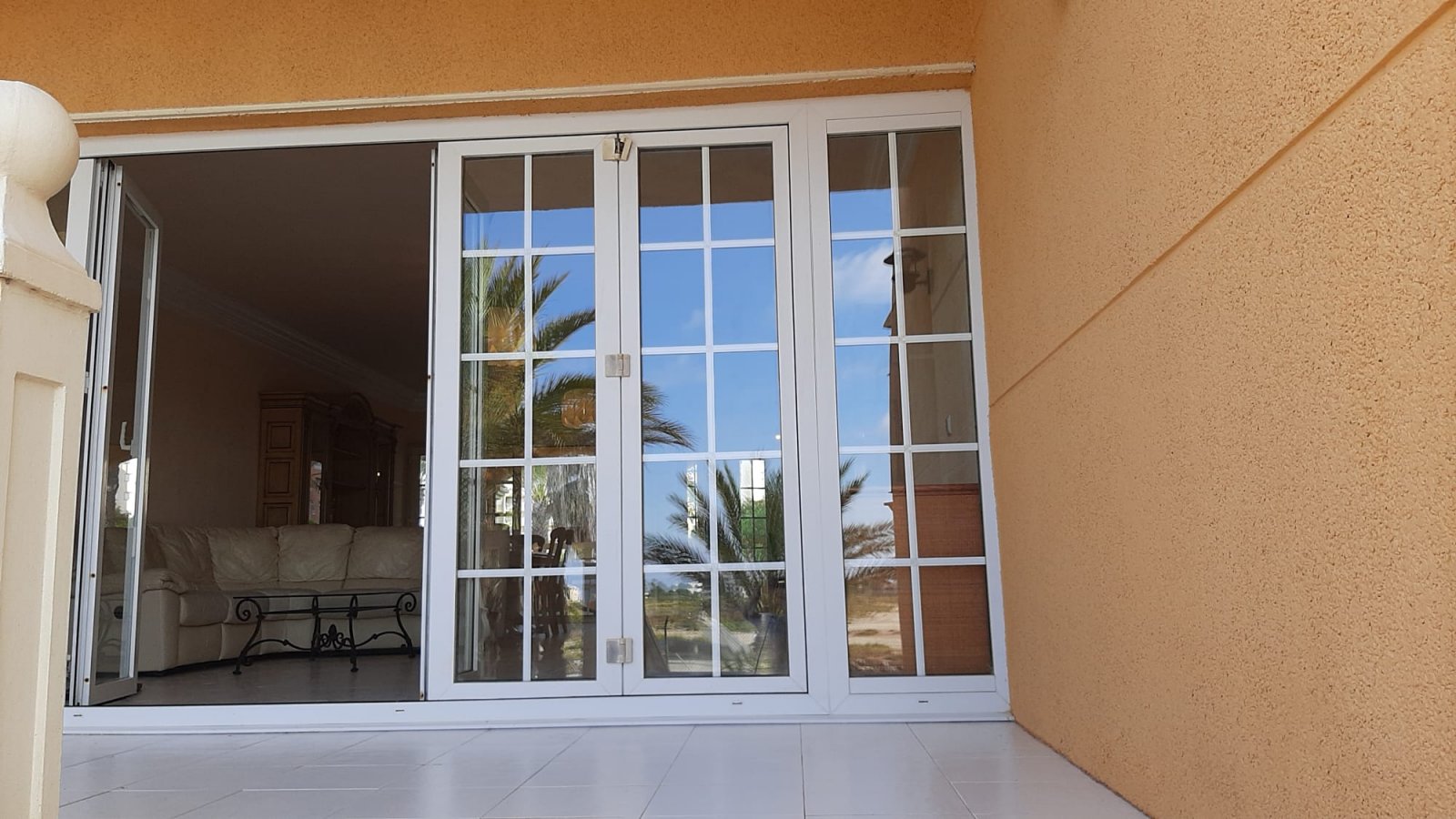 In der charmanten Stadt San Javier gelegen, bietet dieses Reihenhaus ein einzigartiges Wohnerlebnis mit Meerblick. Es wurde für diejenigen entworfen,