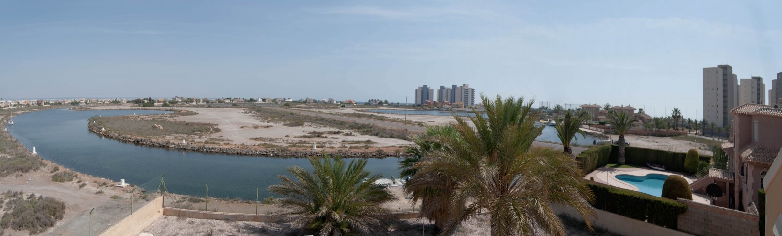 In der charmanten Stadt San Javier gelegen, bietet dieses Reihenhaus ein einzigartiges Wohnerlebnis mit Meerblick. Es wurde für diejenigen entworfen,