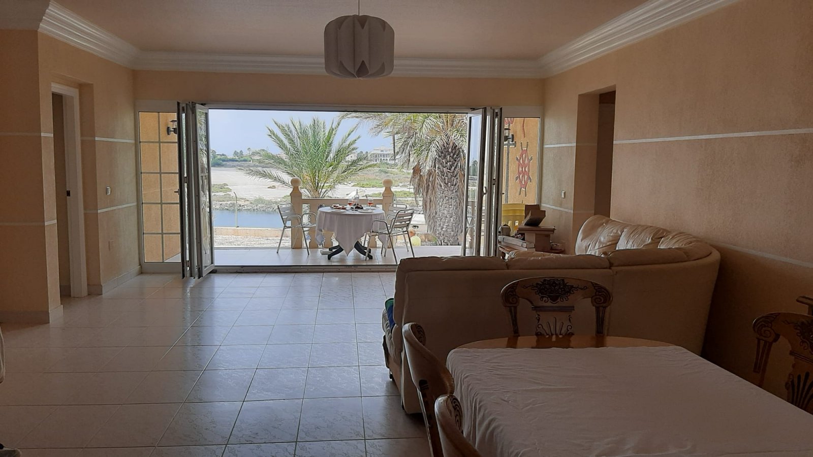 In der charmanten Stadt San Javier gelegen, bietet dieses Reihenhaus ein einzigartiges Wohnerlebnis mit Meerblick. Es wurde für diejenigen entworfen,
