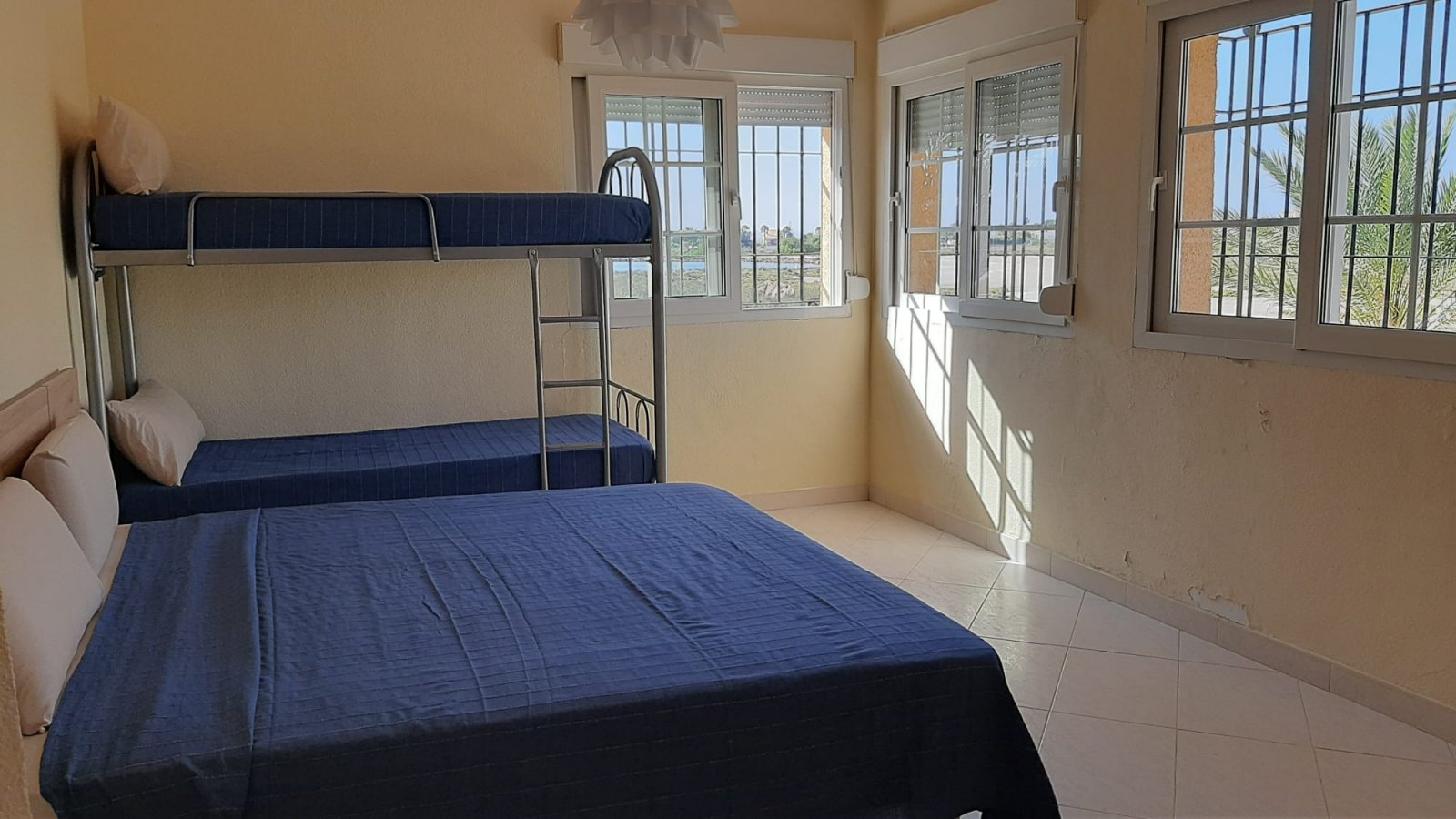 In der charmanten Stadt San Javier gelegen, bietet dieses Reihenhaus ein einzigartiges Wohnerlebnis mit Meerblick. Es wurde für diejenigen entworfen,