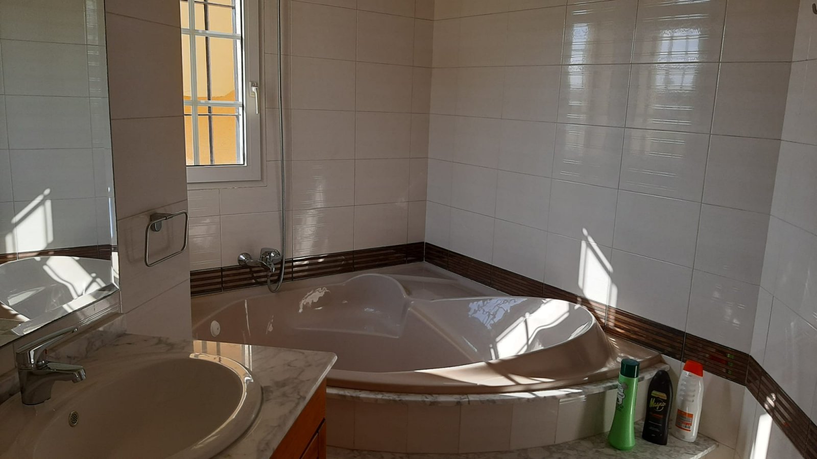In der charmanten Stadt San Javier gelegen, bietet dieses Reihenhaus ein einzigartiges Wohnerlebnis mit Meerblick. Es wurde für diejenigen entworfen,