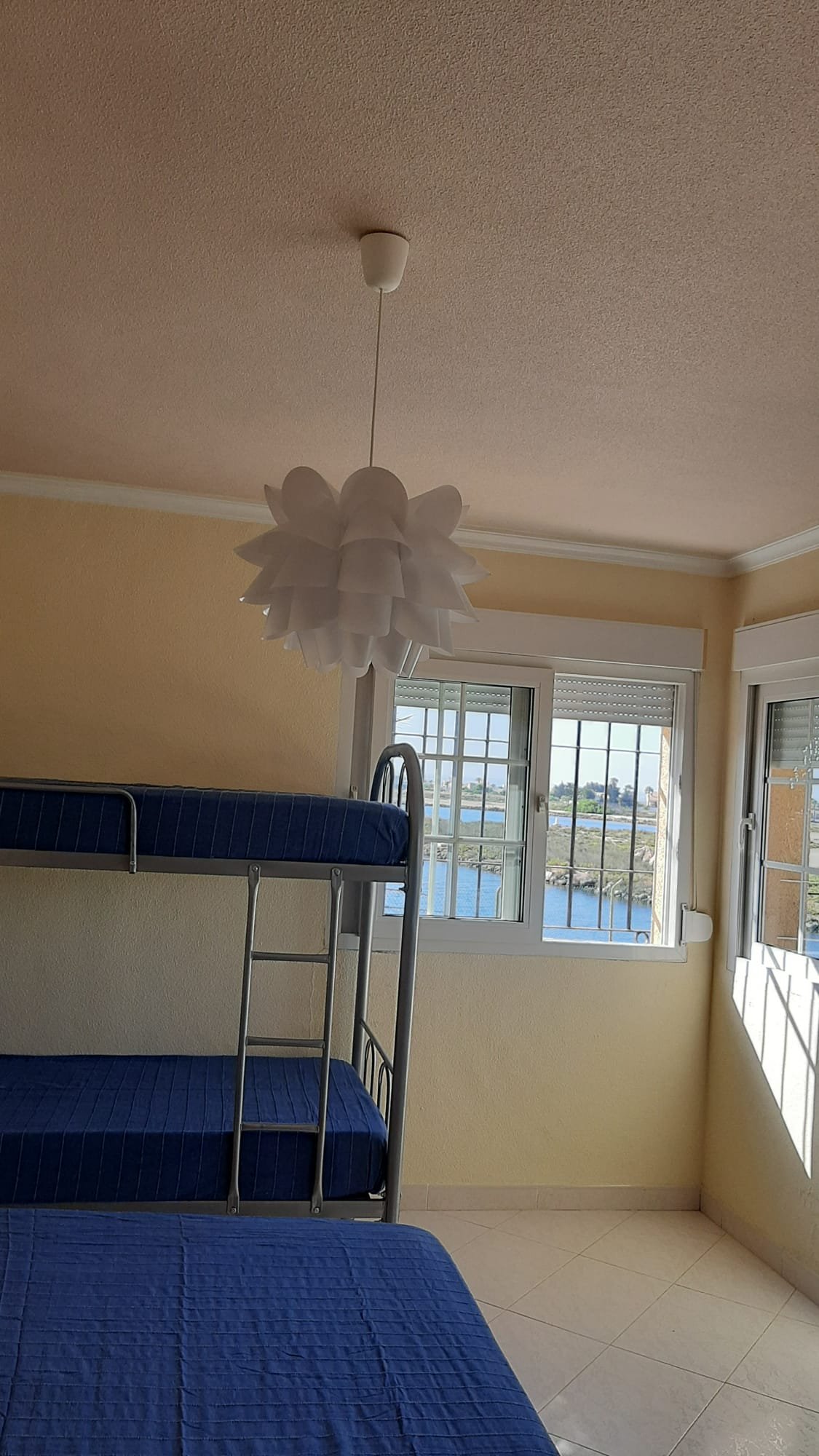 In der charmanten Stadt San Javier gelegen, bietet dieses Reihenhaus ein einzigartiges Wohnerlebnis mit Meerblick. Es wurde für diejenigen entworfen,