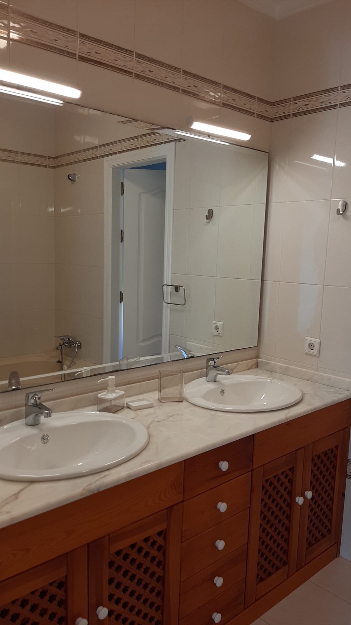 In der charmanten Stadt San Javier gelegen, bietet dieses Reihenhaus ein einzigartiges Wohnerlebnis mit Meerblick. Es wurde für diejenigen entworfen,