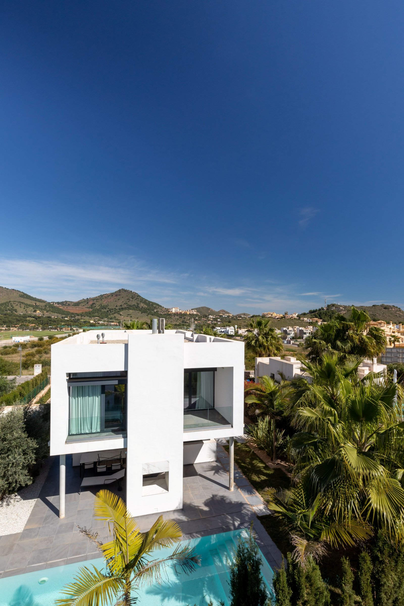 In der schönen Stadt Cartagena gelegen, bietet dieses exklusive Immobilienangebot zwei unabhängige Immobilien, die sich durch ihren beeindruckenden M