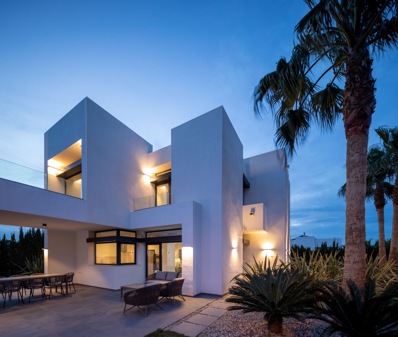 In der schönen Stadt Cartagena gelegen, bietet dieses exklusive Immobilienangebot zwei unabhängige Immobilien, die sich durch ihren beeindruckenden M