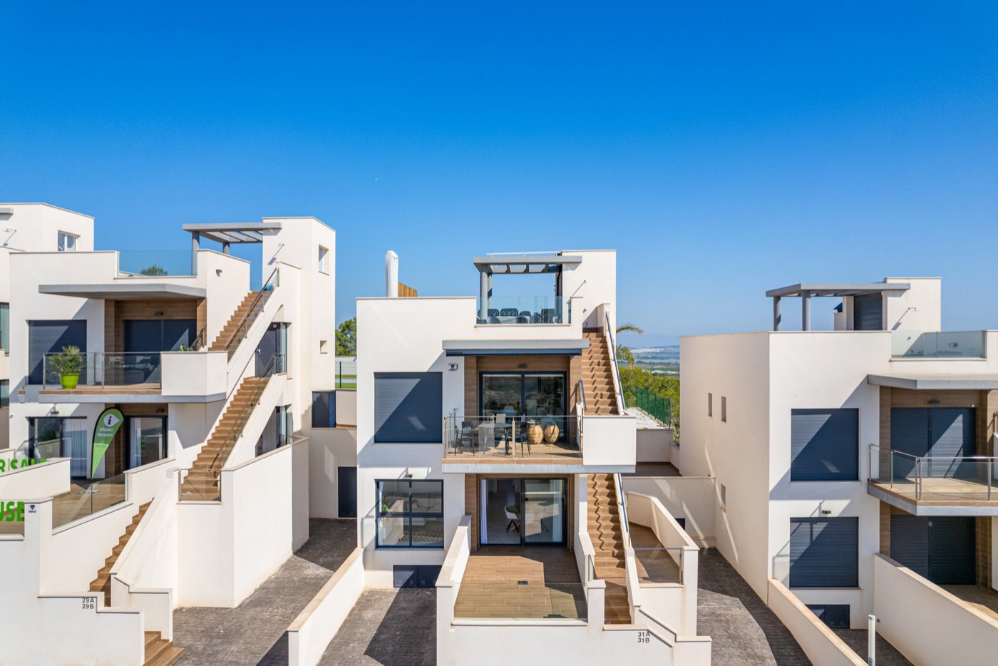 In der charmanten Ortschaft San Miguel de Salinas gelegen, bietet dieser exklusive Wohnkomplex eine Auswahl von 8 Bungalows, aufgeteilt in High-Bunga