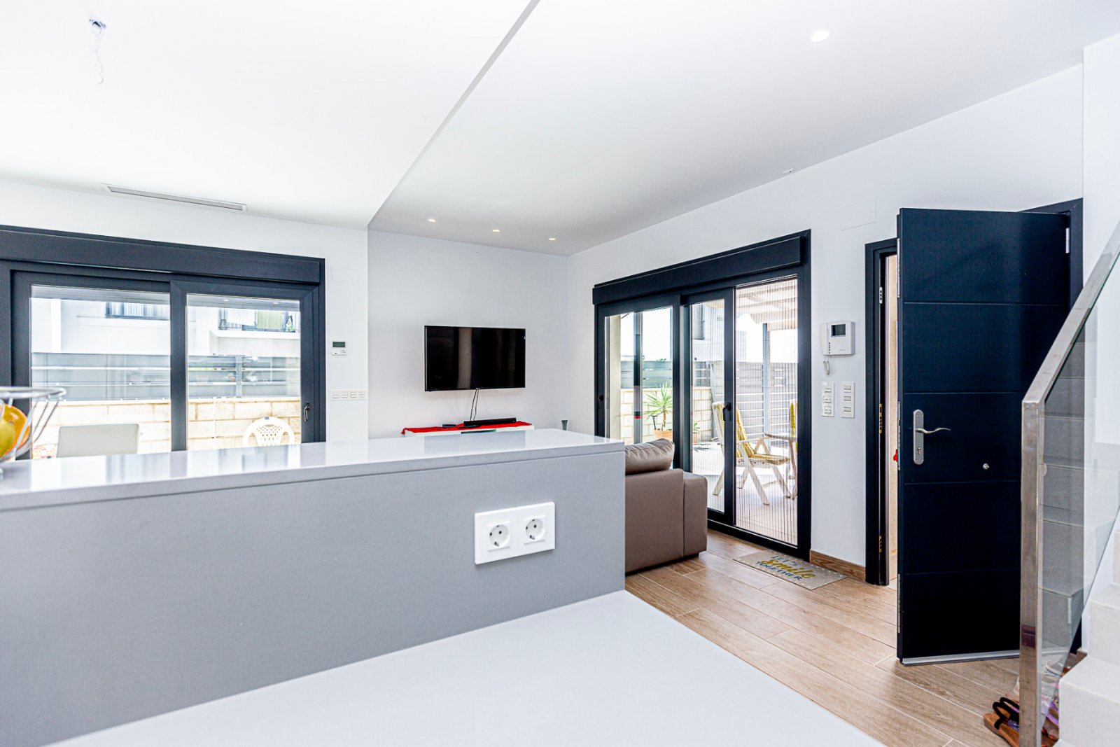 Wir freuen uns, diese beeindruckende Villa in der prestigeträchtigen Urbanisation Doña Pepa in Ciudad Quesada, Rojales, anbieten zu können. Mit einem