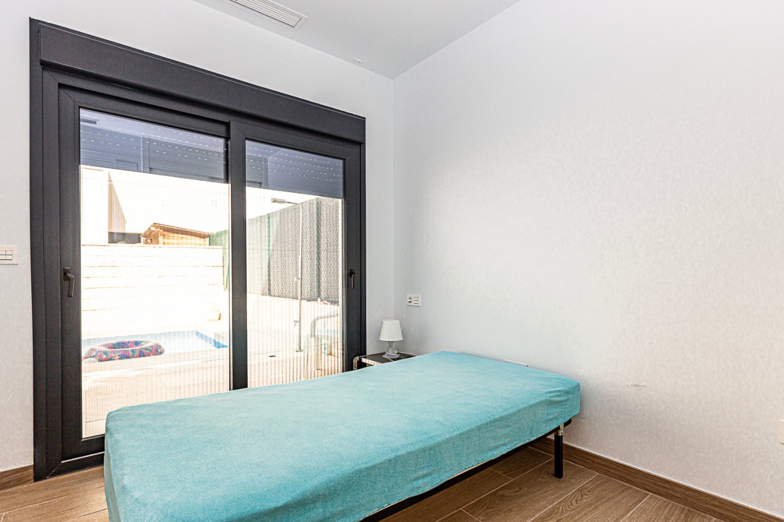 Wir freuen uns, diese beeindruckende Villa in der prestigeträchtigen Urbanisation Doña Pepa in Ciudad Quesada, Rojales, anbieten zu können. Mit einem