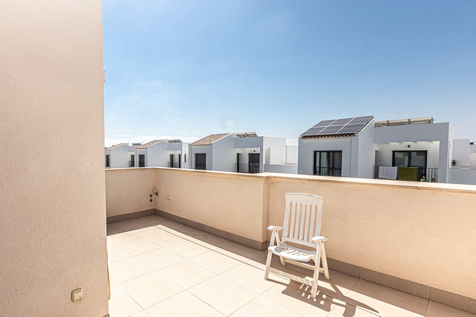 Wir freuen uns, diese beeindruckende Villa in der prestigeträchtigen Urbanisation Doña Pepa in Ciudad Quesada, Rojales, anbieten zu können. Mit einem