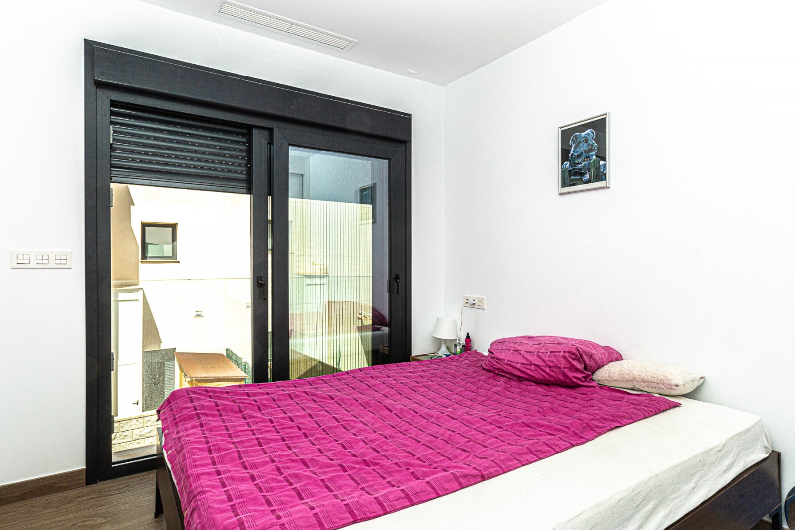 Wir freuen uns, diese beeindruckende Villa in der prestigeträchtigen Urbanisation Doña Pepa in Ciudad Quesada, Rojales, anbieten zu können. Mit einem
