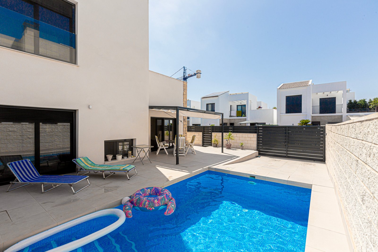 Wir freuen uns, diese beeindruckende Villa in der prestigeträchtigen Urbanisation Doña Pepa in Ciudad Quesada, Rojales, anbieten zu können. Mit einem