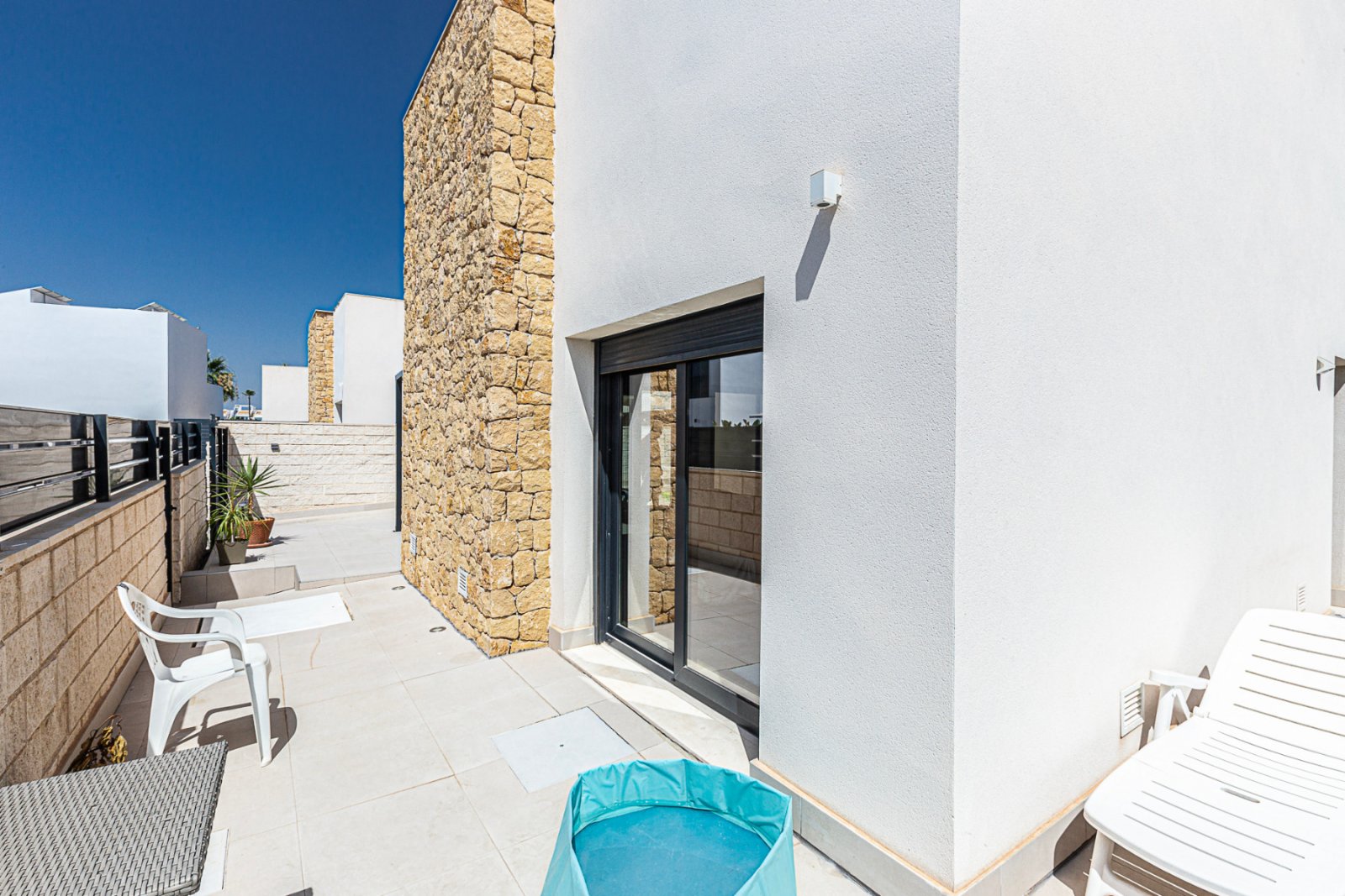 Wir freuen uns, diese beeindruckende Villa in der prestigeträchtigen Urbanisation Doña Pepa in Ciudad Quesada, Rojales, anbieten zu können. Mit einem