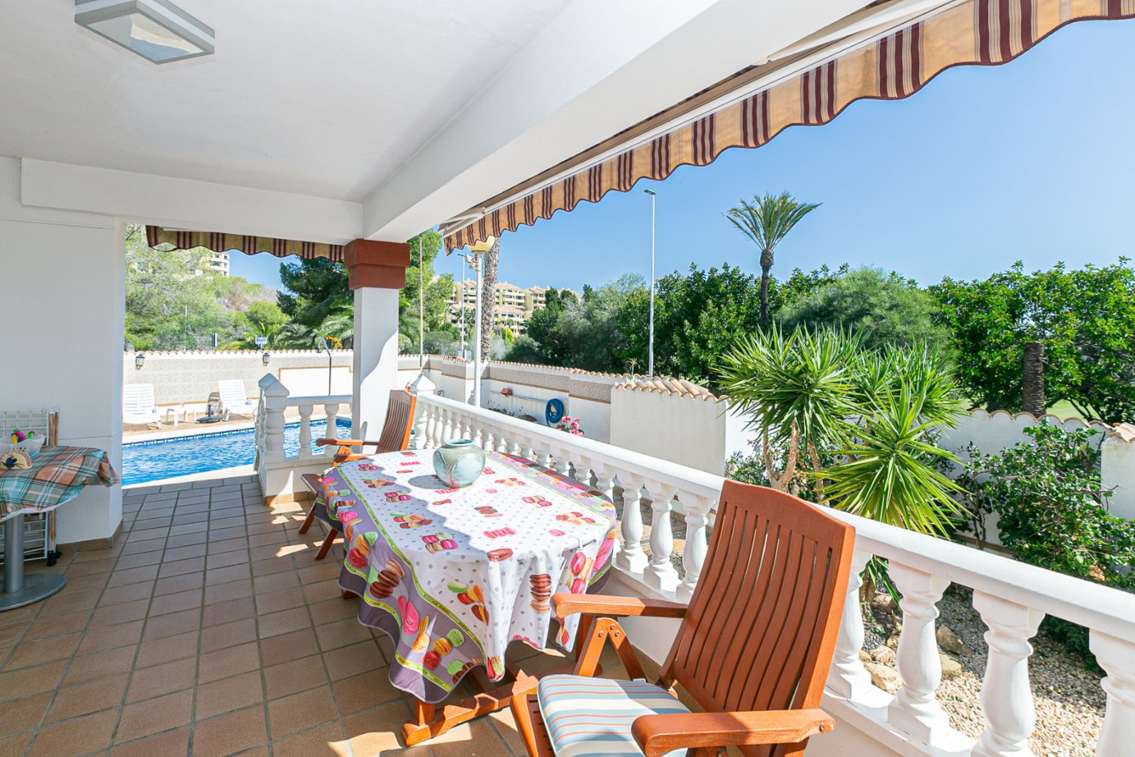 Wir freuen uns, Ihnen diese herrliche Villa mit 4 Schlafzimmern und 2,5 Bädern präsentieren zu dürfen, die sich in erster Linie am renommierten Golfp