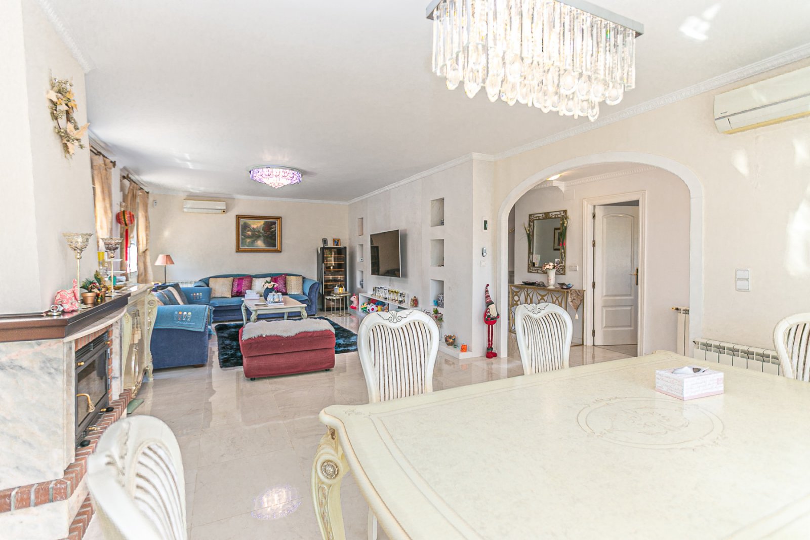 Wir freuen uns, Ihnen diese herrliche Villa mit 4 Schlafzimmern und 2,5 Bädern präsentieren zu dürfen, die sich in erster Linie am renommierten Golfp