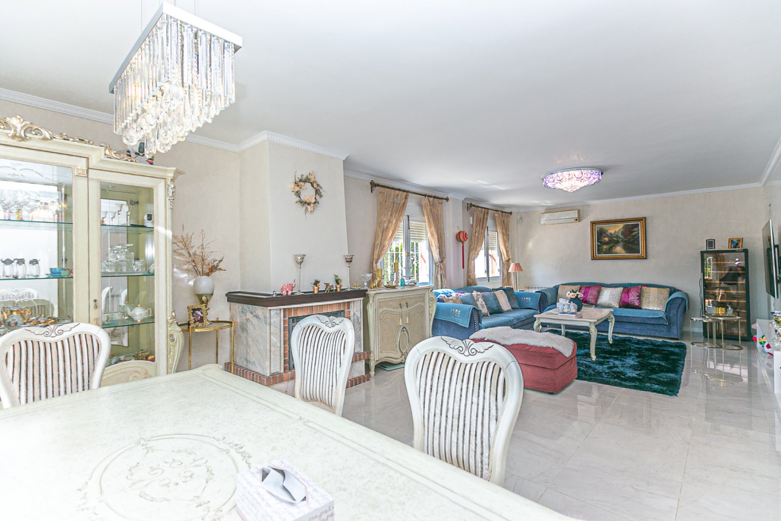 Wir freuen uns, Ihnen diese herrliche Villa mit 4 Schlafzimmern und 2,5 Bädern präsentieren zu dürfen, die sich in erster Linie am renommierten Golfp