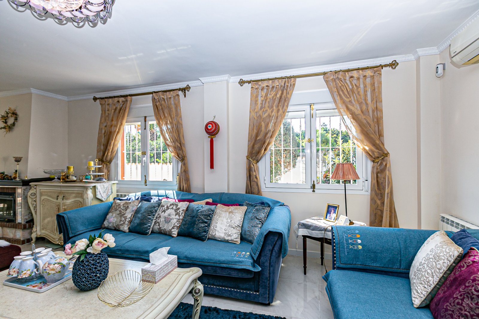 Wir freuen uns, Ihnen diese herrliche Villa mit 4 Schlafzimmern und 2,5 Bädern präsentieren zu dürfen, die sich in erster Linie am renommierten Golfp