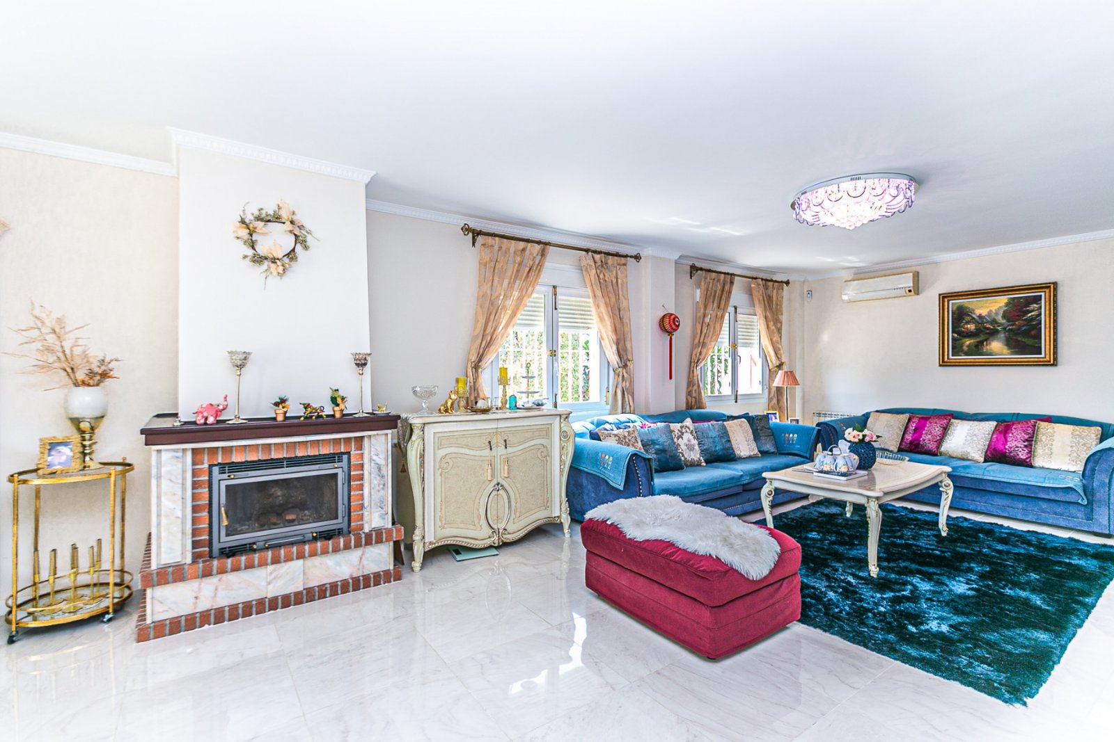 Wir freuen uns, Ihnen diese herrliche Villa mit 4 Schlafzimmern und 2,5 Bädern präsentieren zu dürfen, die sich in erster Linie am renommierten Golfp
