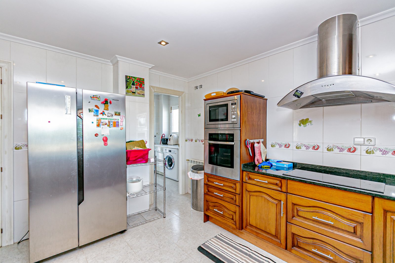 Wir freuen uns, Ihnen diese herrliche Villa mit 4 Schlafzimmern und 2,5 Bädern präsentieren zu dürfen, die sich in erster Linie am renommierten Golfp
