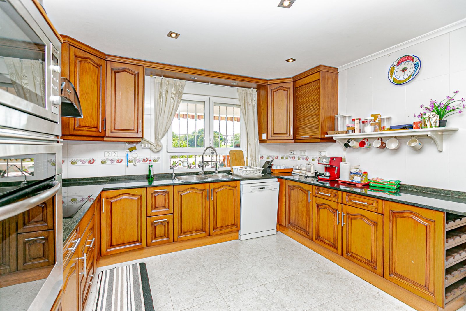 Wir freuen uns, Ihnen diese herrliche Villa mit 4 Schlafzimmern und 2,5 Bädern präsentieren zu dürfen, die sich in erster Linie am renommierten Golfp
