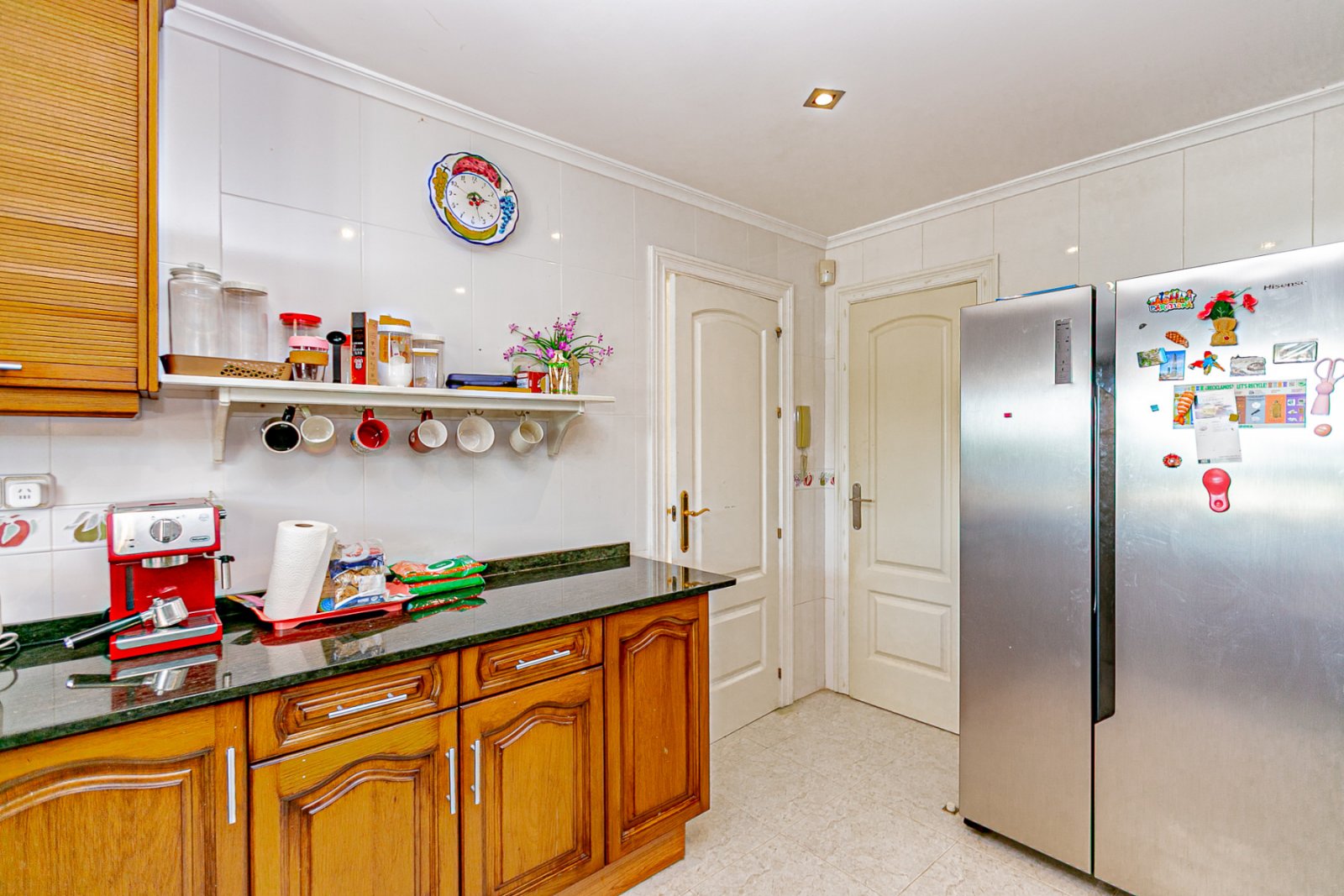 Wir freuen uns, Ihnen diese herrliche Villa mit 4 Schlafzimmern und 2,5 Bädern präsentieren zu dürfen, die sich in erster Linie am renommierten Golfp