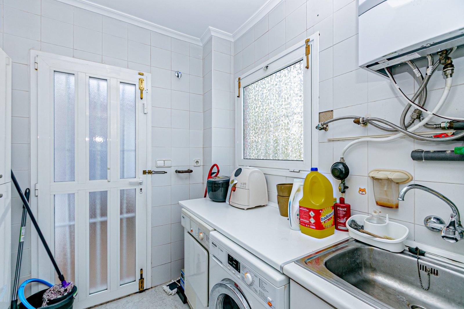 Wir freuen uns, Ihnen diese herrliche Villa mit 4 Schlafzimmern und 2,5 Bädern präsentieren zu dürfen, die sich in erster Linie am renommierten Golfp