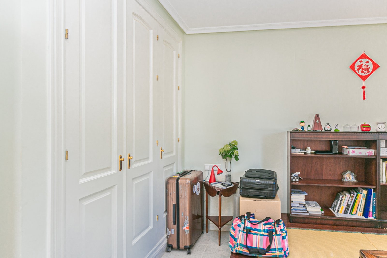Wir freuen uns, Ihnen diese herrliche Villa mit 4 Schlafzimmern und 2,5 Bädern präsentieren zu dürfen, die sich in erster Linie am renommierten Golfp