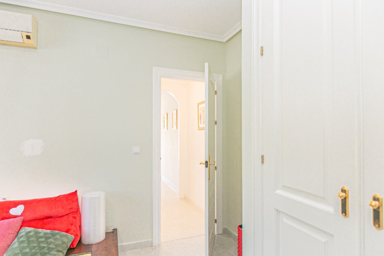 Wir freuen uns, Ihnen diese herrliche Villa mit 4 Schlafzimmern und 2,5 Bädern präsentieren zu dürfen, die sich in erster Linie am renommierten Golfp