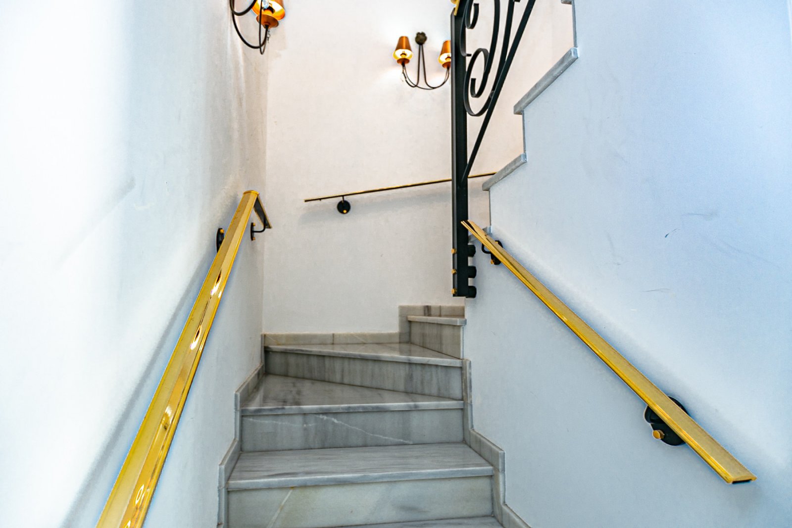 Wir freuen uns, Ihnen diese herrliche Villa mit 4 Schlafzimmern und 2,5 Bädern präsentieren zu dürfen, die sich in erster Linie am renommierten Golfp