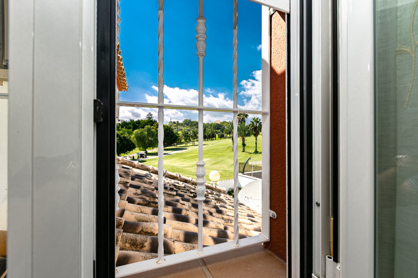 Wir freuen uns, Ihnen diese herrliche Villa mit 4 Schlafzimmern und 2,5 Bädern präsentieren zu dürfen, die sich in erster Linie am renommierten Golfp