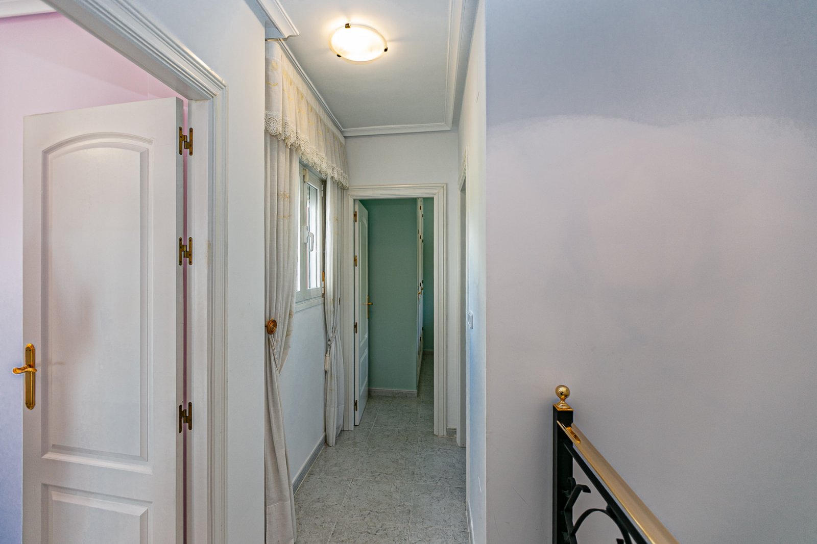 Wir freuen uns, Ihnen diese herrliche Villa mit 4 Schlafzimmern und 2,5 Bädern präsentieren zu dürfen, die sich in erster Linie am renommierten Golfp