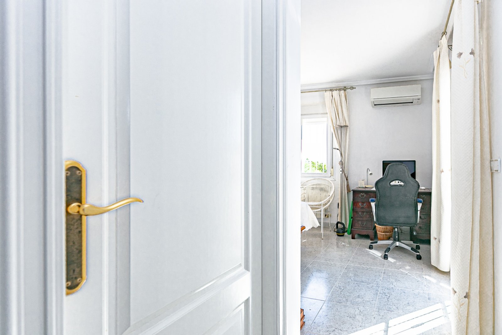 Wir freuen uns, Ihnen diese herrliche Villa mit 4 Schlafzimmern und 2,5 Bädern präsentieren zu dürfen, die sich in erster Linie am renommierten Golfp